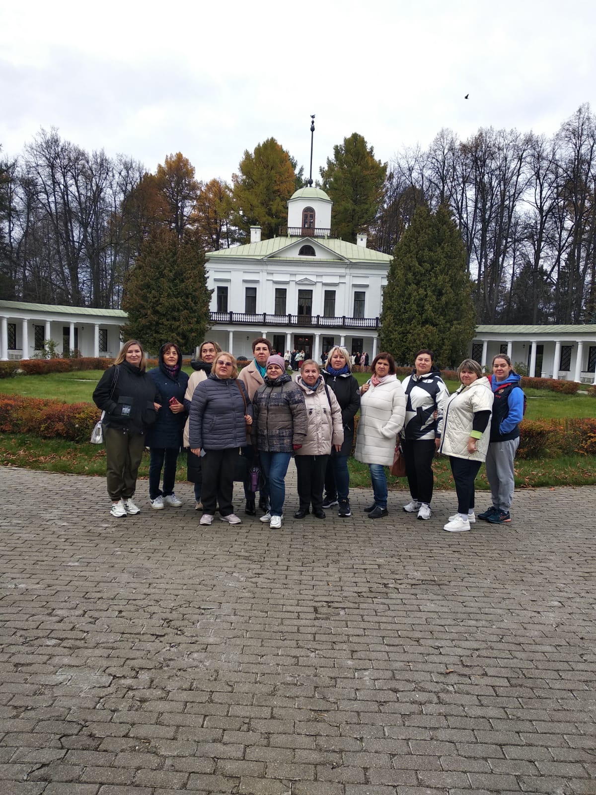 Коллектив учителей побывал на экскурсии в усадьбе Середниково.