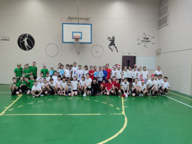 30 декабря в спортзале прошла весёлая новогодняя эстафета .