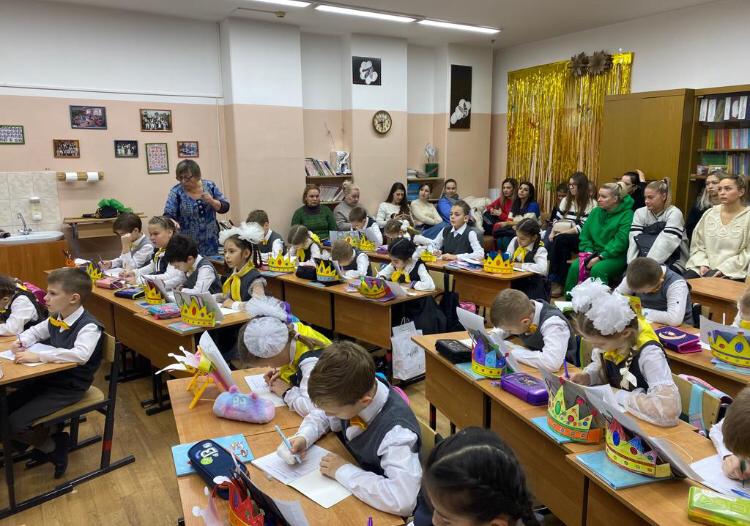 23 ноября ученики 2 класса &quot;Б&quot; позвали своих мам на урок русского языка.