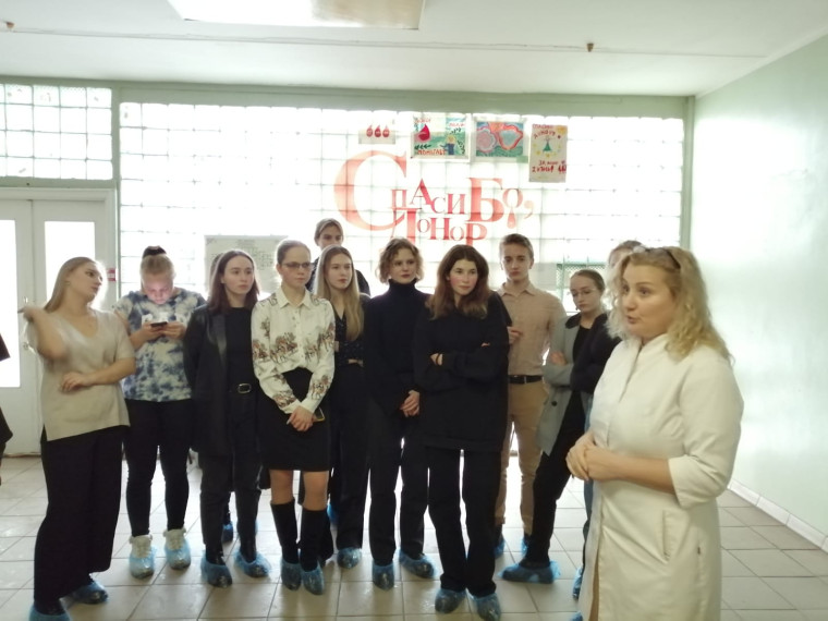 Учащиеся элективных курсов 9-11 классов по биологии посетили станцию переливания крови.