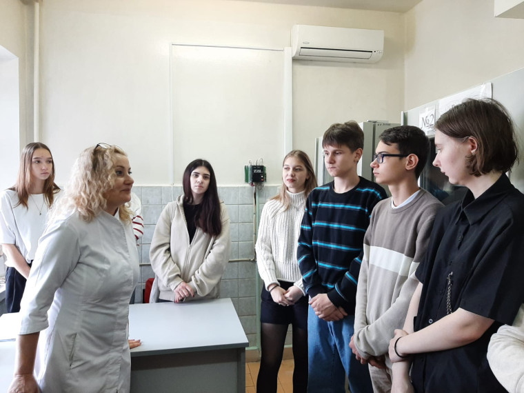 Учащиеся элективных курсов 9-11 классов по биологии посетили станцию переливания крови.