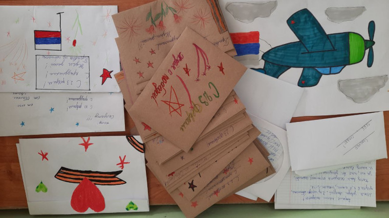 Письма, открытки, рисунки ребят нашей школы отправлены бойцам на фронт.