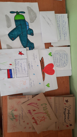 Письма, открытки, рисунки ребят нашей школы отправлены бойцам на фронт.