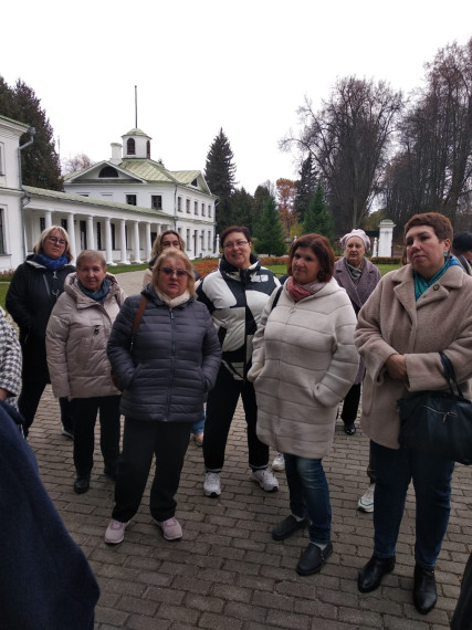 Коллектив учителей побывал на экскурсии в усадьбе Середниково..